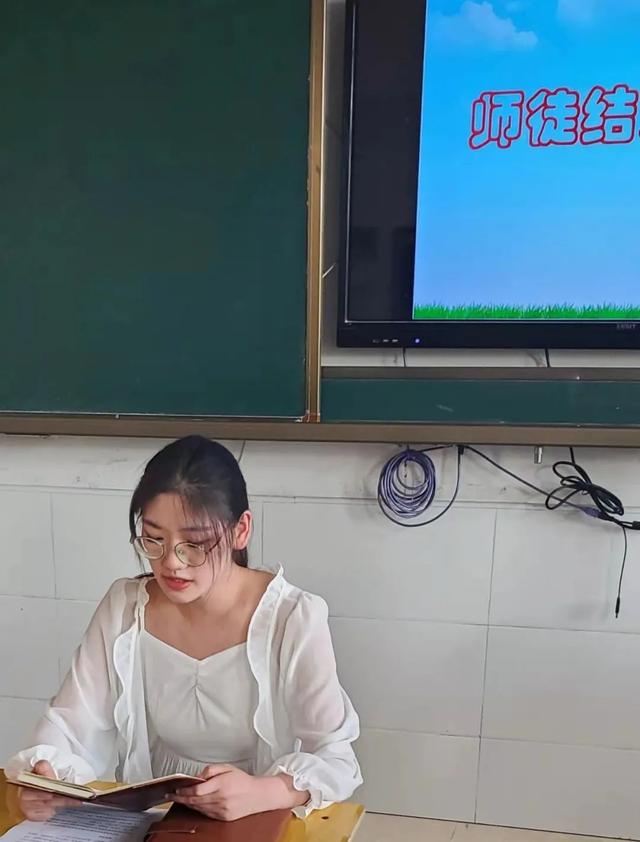 淮滨二中小学部“青蓝工程”师徒结对仪式