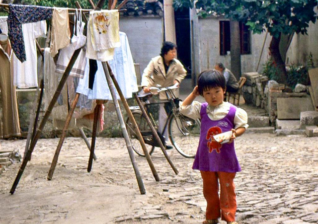 旧西藏老照片：贵族小姐容颜惊人，农奴女孩衣衫破烂，命如草芥