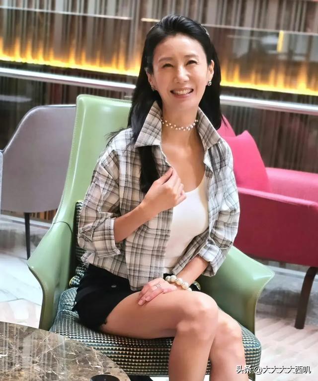 迷人的微笑：餐厅邂逅气质美女