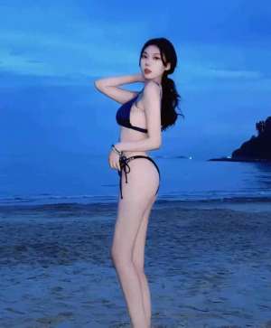 在海边美女视频(#放松一下，夏日海边美女的诱惑之旅)