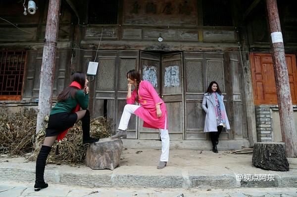 留坝“最美乡村公路”景色迷人 美女劈叉倒立一路撒欢（组图）