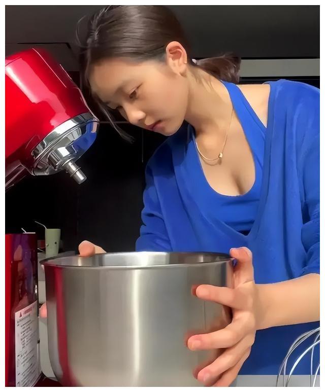 小S二女儿许韶恩站姿惹争议！永远是后臀屁股翘起来！风尘味太足