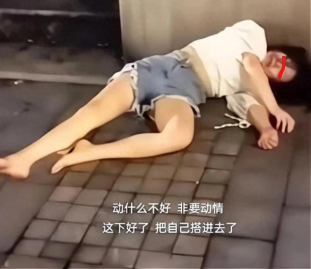 深夜街头，女子酒醉赤足，网友感慨：她似乎被生活遗弃