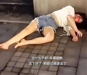 美女醉酒脚丫(深夜街头，女子酒醉赤足，网友感慨：她似乎被生活遗弃)