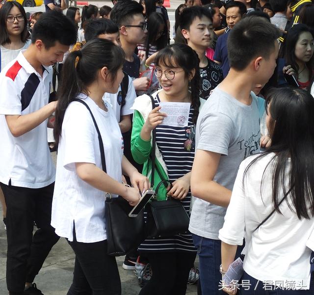 高考考生看考场 美女帅哥朝气蓬勃颜值高 猫咪装血口装幽默搞笑