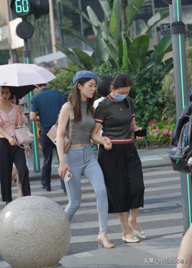 街拍逛街性感闺蜜夏季清凉穿着白皙大长腿包臀修身美女高清壁纸