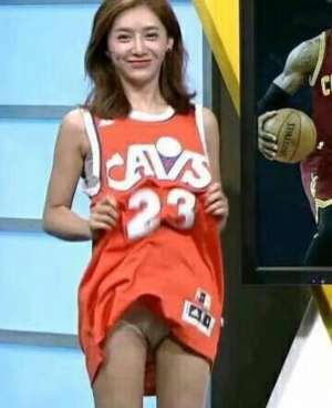 nba 腾讯美女(腾讯NBA第一女神，美娜直播露底，被网友质疑：腿缝怎么这么大？)