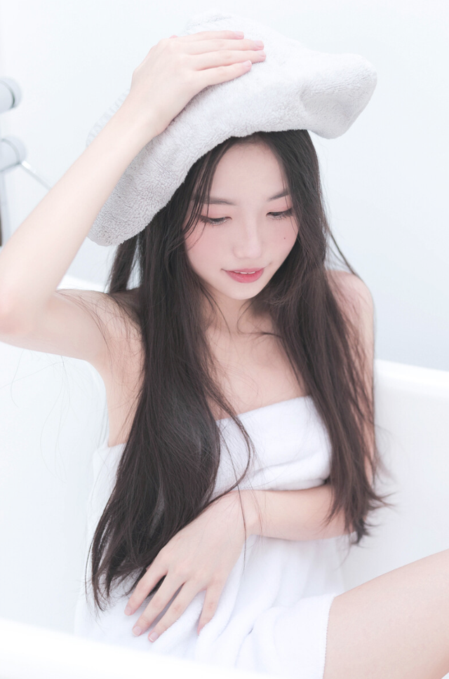 美女写真：身穿白色浴巾的女孩，性感丰满，白皙诱人。