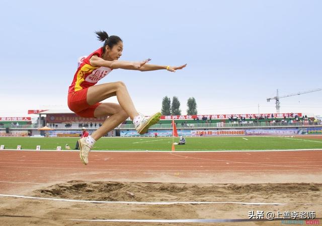 运动会“举牌美女”火遍全网，长相甜美，似邻家女孩般清纯