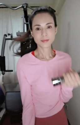 美女筋(55岁李若彤晒运动照，身材状态似少女，用力过猛颈部青筋凸起好吓人)