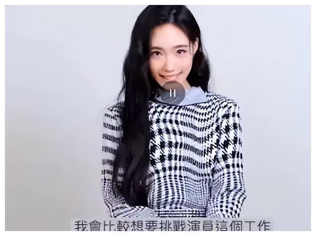 小S二女儿许韶恩站姿惹争议！永远是后臀屁股翘起来！风尘味太足