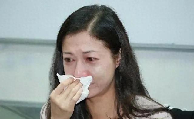 温柔的背后：长腿美女晕倒在沙发，老男人瞬间按耐不住