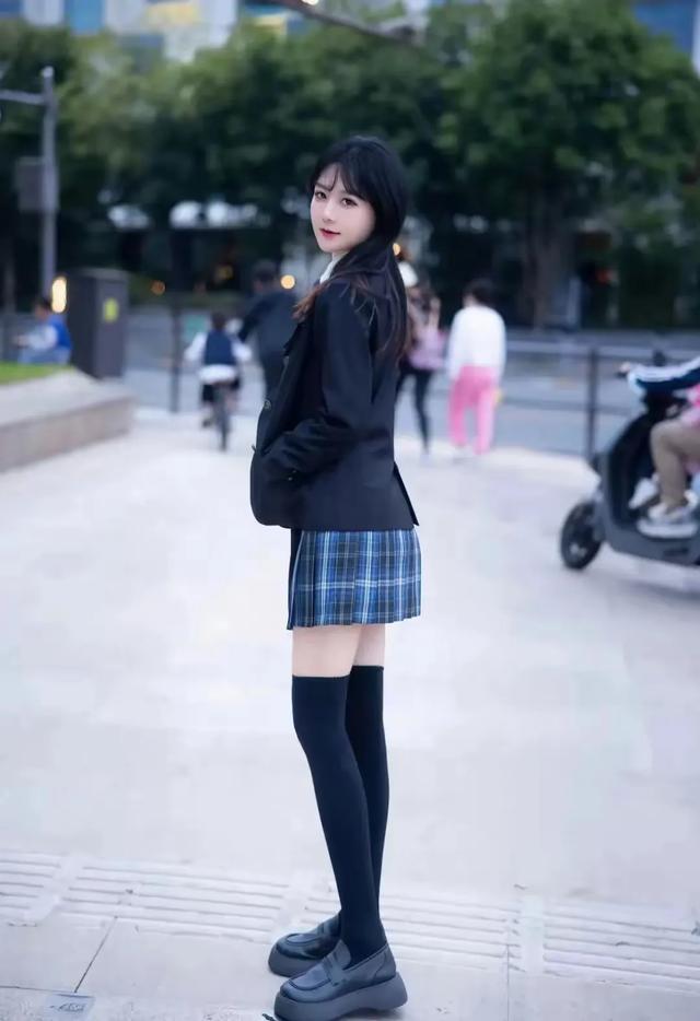 清纯与性感同行：00后美女大学生的JK艺术造型曝光