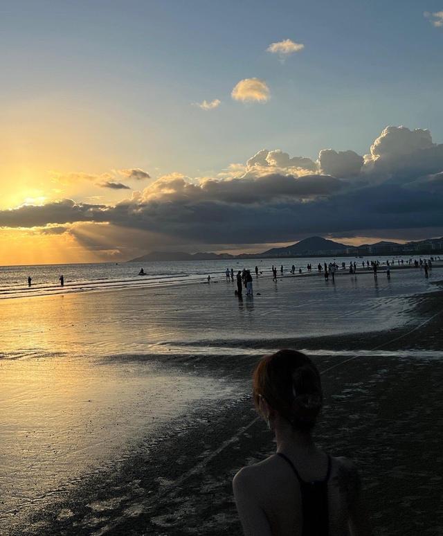 青春女星朱佳希分享海岛旅游写真，纯美泳装与男友深情激吻