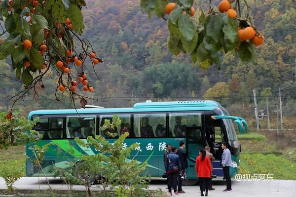 留坝“最美乡村公路”景色迷人 美女劈叉倒立一路撒欢（组图）