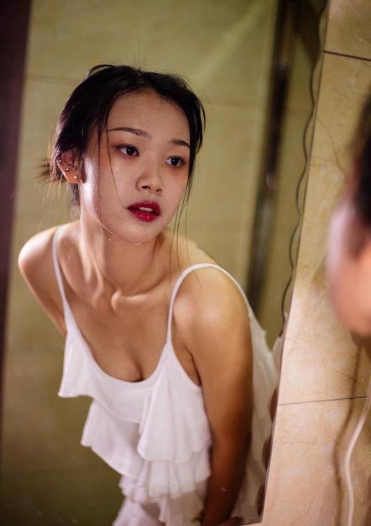 人像摄影：清纯靓丽的吊带睡衣美女写真