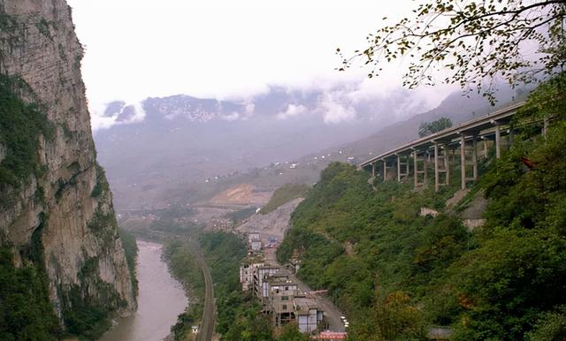 云南有一特殊景区，老街用青石板铺砌，商铺挂着古代楹联匾额