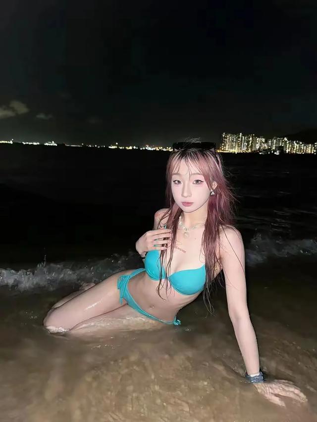 夏日夜晚的海边风情：蓝色比基尼美女的性感之旅