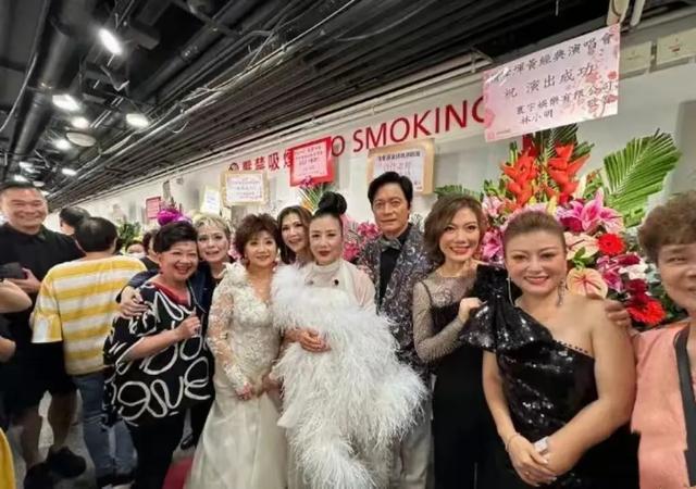 香港女星龙婷被曝出轨有妇之夫，摸屁股、车内激吻，十分亲密！