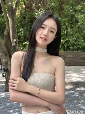 美女的小矮(小美女魅力无限，娇小身材让她成为众人瞩目的焦点)