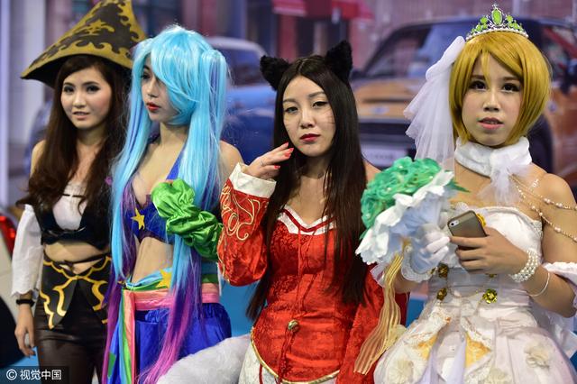 电子竞技赛美女云集大玩cosplay 穿戴艳丽露胸露乳狂吸睛