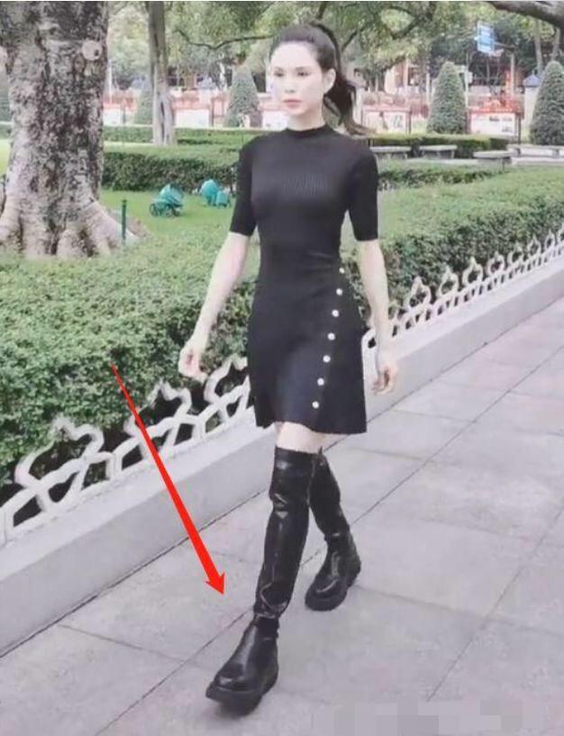 55岁李若彤晒运动照，身材状态似少女，用力过猛颈部青筋凸起好吓人