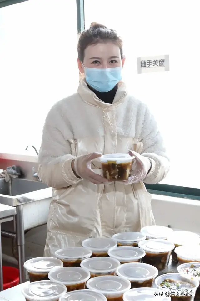 信阳光山美女网红“豆腐兰姐”：每日免费为一线岗卡人员送餐