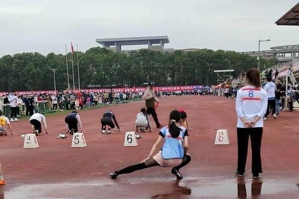 广州有一女大学生，穿“黑丝”参加运动会，网友批判：不检点