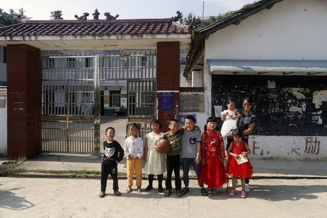 山巅小学，一名女老师和八个学生，她午睡的样子真美