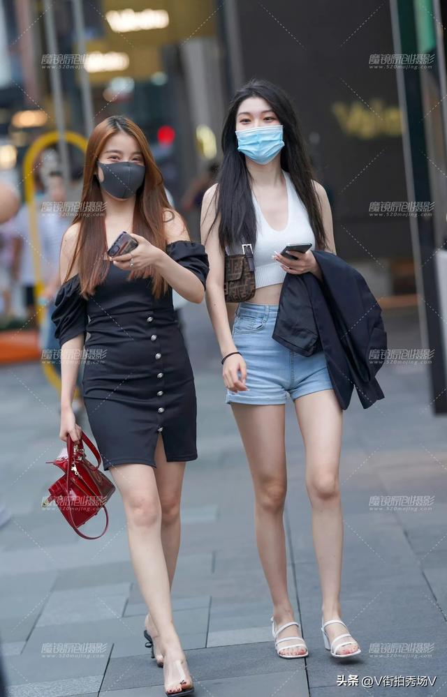 街拍逛街性感闺蜜夏季清凉穿着白皙大长腿包臀修身美女高清壁纸