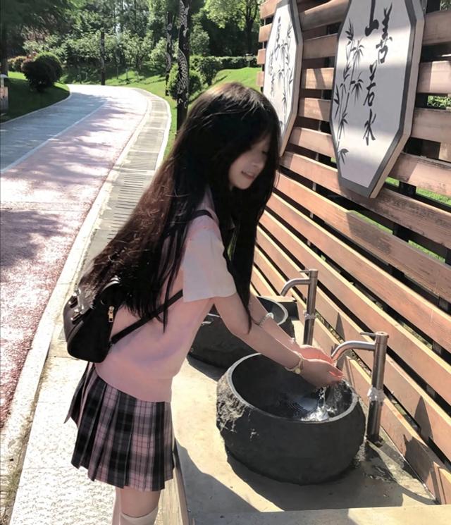 粉色JK美女：白丝过膝袜的甜美诱惑