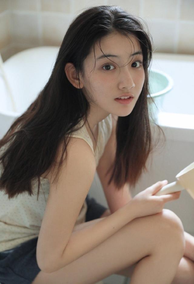 长发美女热裤长腿浴室妩媚