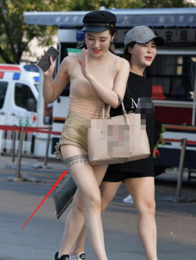 所以美女到底是穿了丝袜，还是在大腿上纹身了呢？