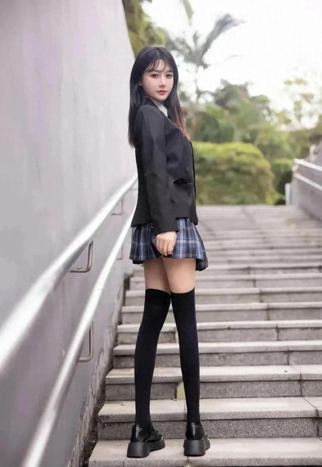 清纯与性感同行：00后美女大学生的JK艺术造型曝光