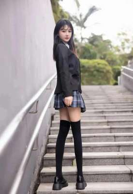 清纯美女大学生(清纯与性感同行：00后美女大学生的JK艺术造型曝光)