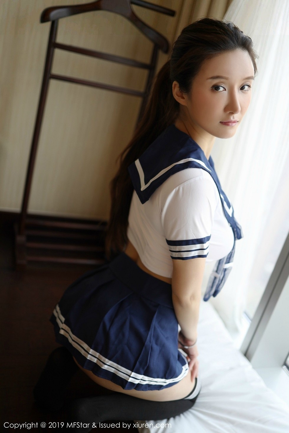 运动达人Jennanni_Jen性感学生服半撩露翘臀诱惑